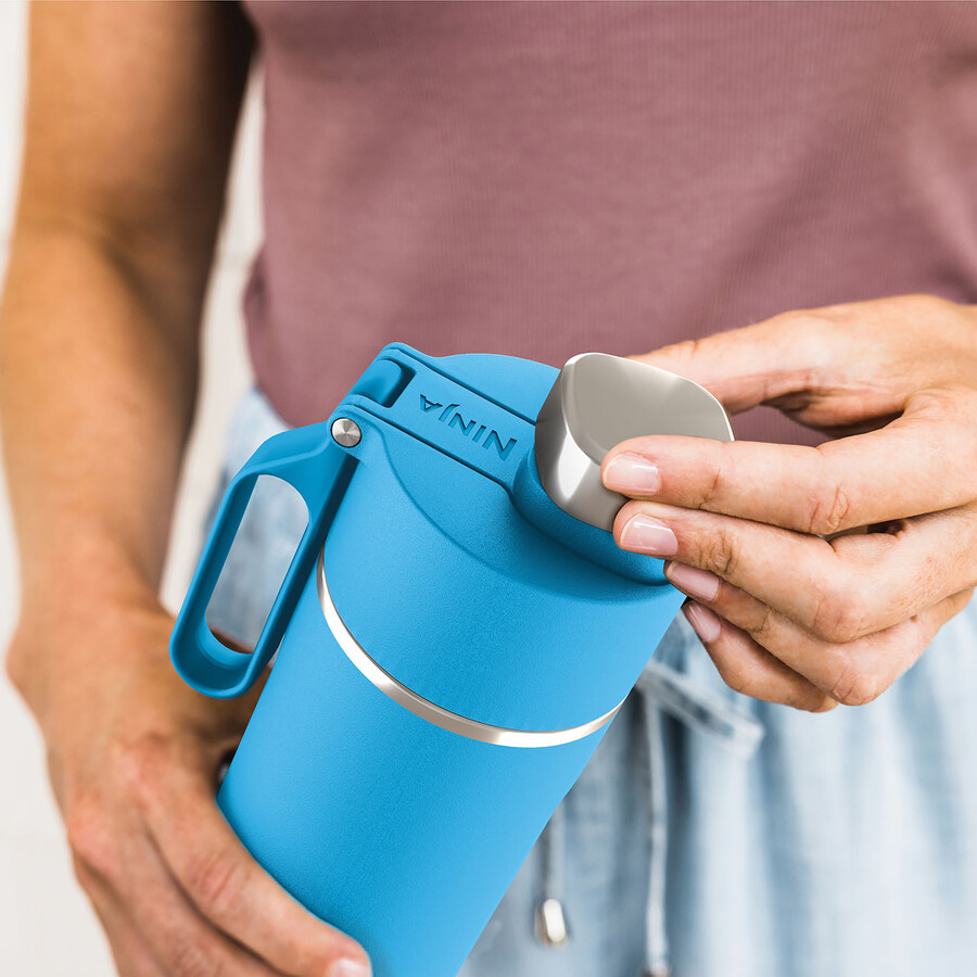 ninja thirsti 700 ml reseflaska – tropisk blå dw2401euuksb