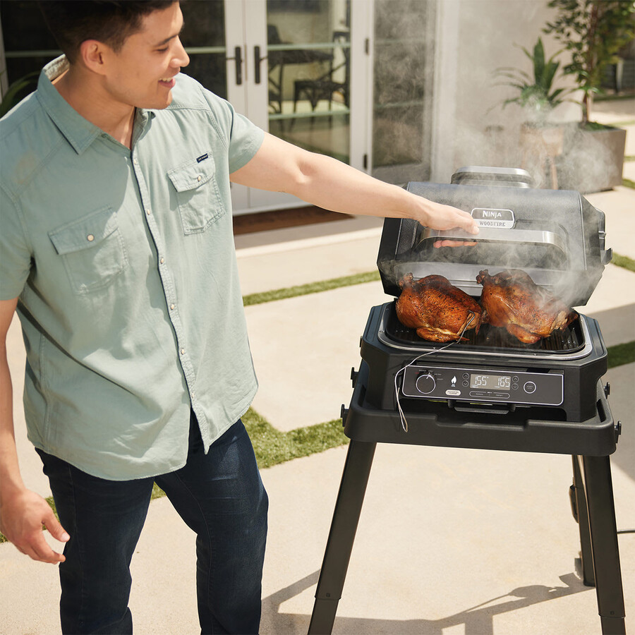ninja woodfire pro xl elektrisk bbq-grill och rökare med stativ och lock